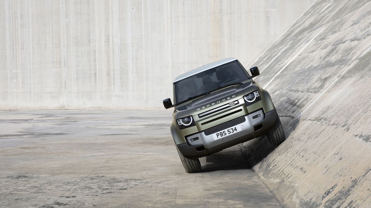 Defenderů bude celá řada, Land Rover má chystat vrcholný model na základech Range Roveru